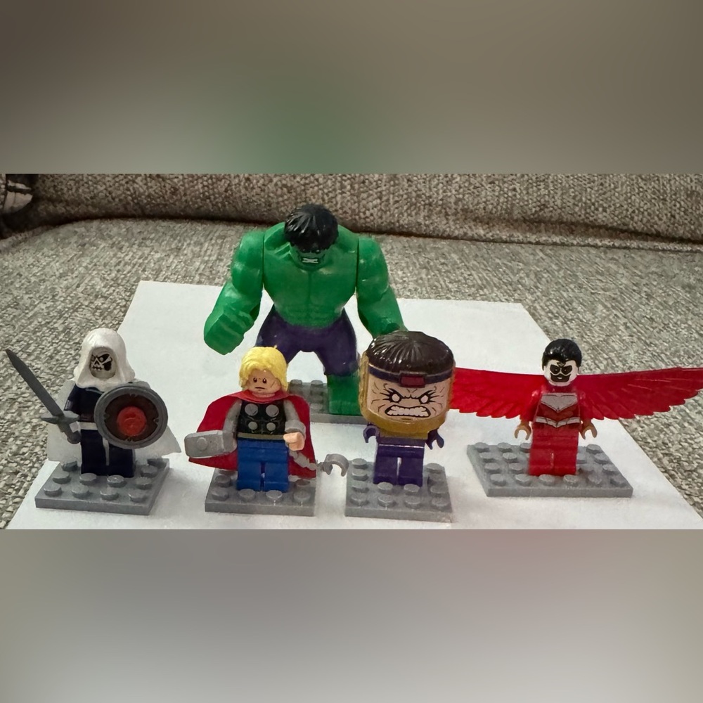 Hulk Lab Smash 76018 mini figures
